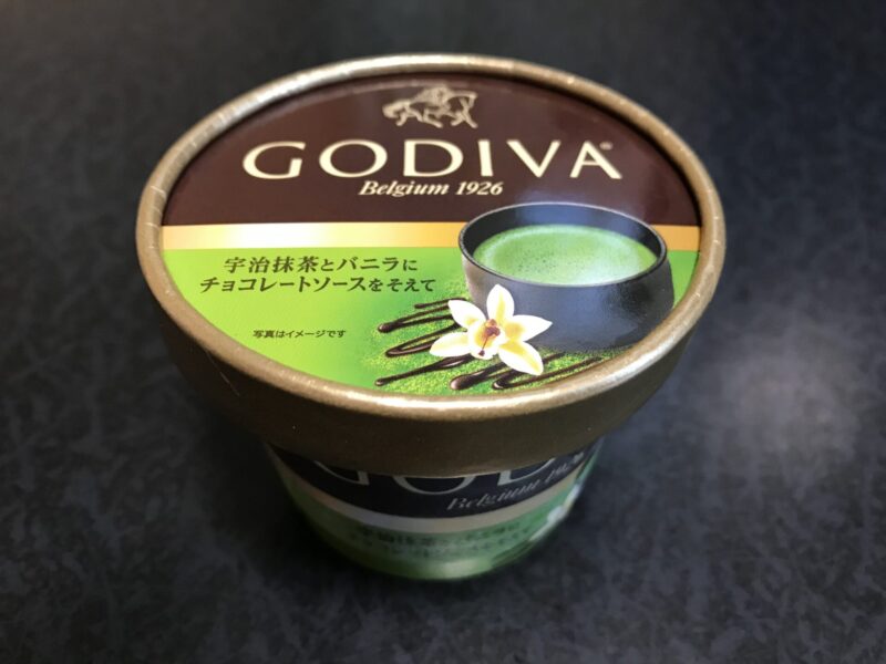ゴディバ　カップアイス　宇治抹茶とバニラにチョコレートソースを添えてパッケージ