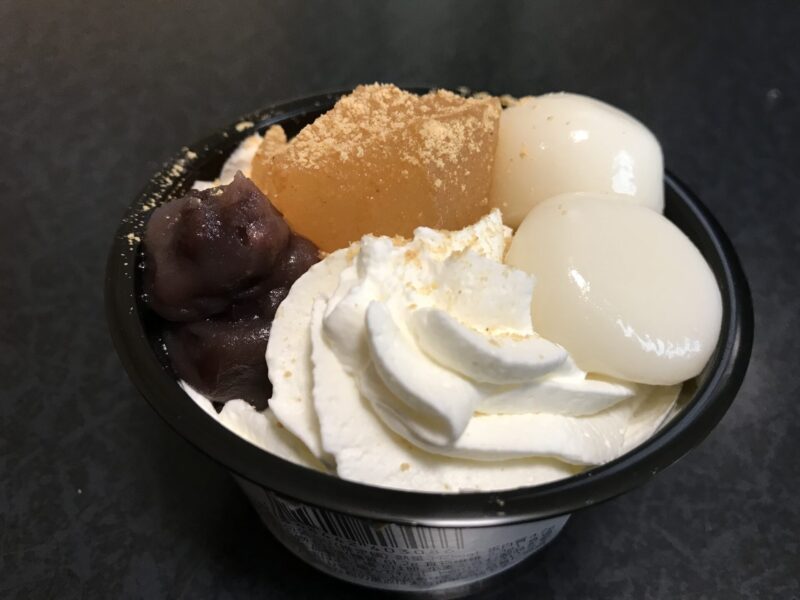 北海道産小豆のつぶあん使用　白玉とわらび餅のクリームぜんざい