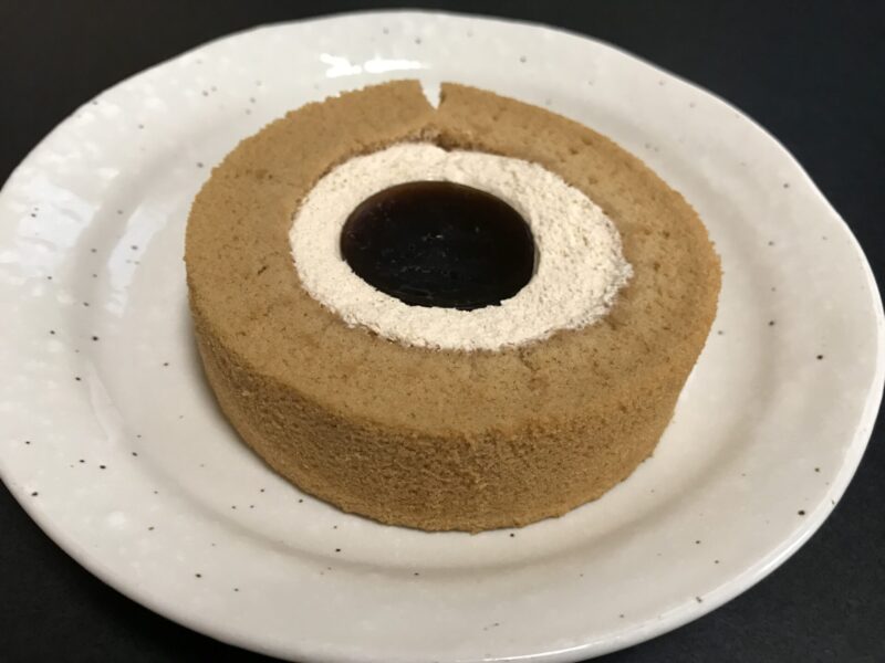 黒糖ロールケーキ(沖縄県産黒糖の黒蜜使用)